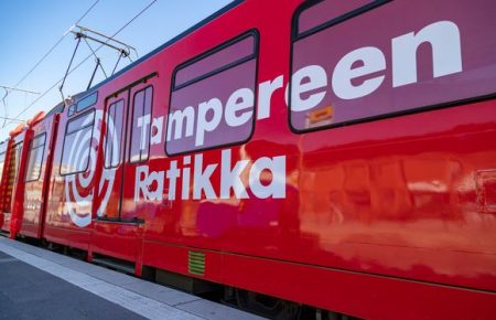 В финском Тампере выбрали женский голос для объявлений в трамваях — за него проголосовали 43% жителей (аудио) 
