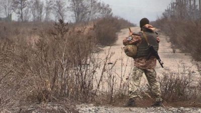 Внаслідок обстрілу на Донбасі один український боєць дістав осколкове поранення