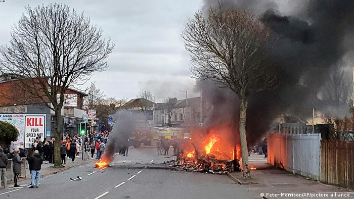 Протести у Північній Ірландії: заворушення, спалений автобус та осуд з боку Джонсона