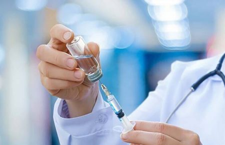 Украина зарегистрировала вакцину AstraZeneca-SKBio для экстренного применения