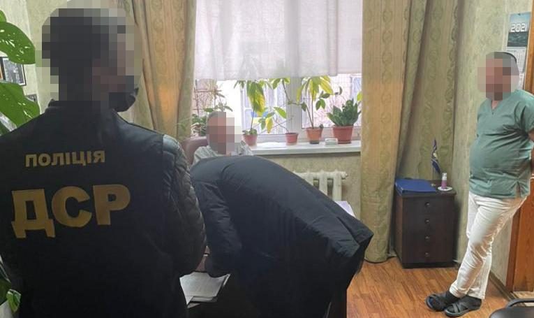 «Заробляли» на видачі тіл померлих від COVID-19: у Києві затримали двох співробітників лікарні — МВС