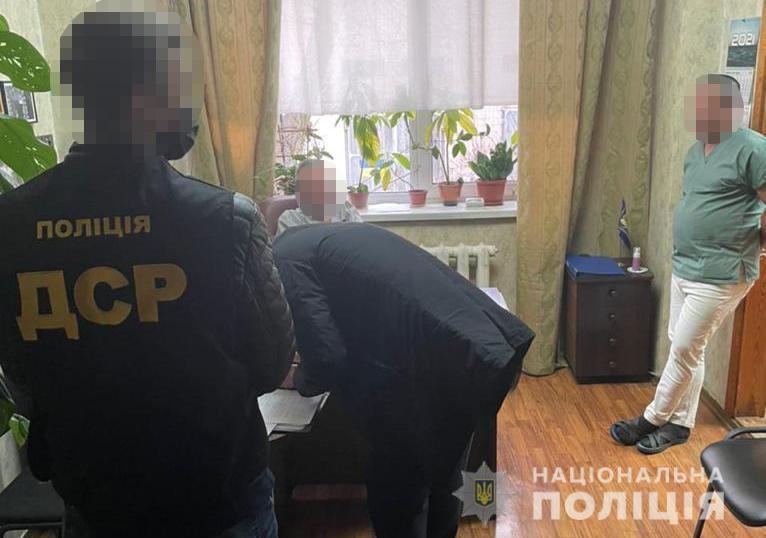 «Зарабатывали» на выдаче тел умерших от COVID-19: в Киеве задержали двух сотрудников больницы — МВД