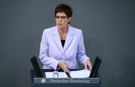 Действия РФ несут реальную угрозу — глава Минобороны Германии