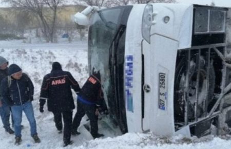 Негода в Туреччині: через ожеледицю перекинулося два туристичні автобуси