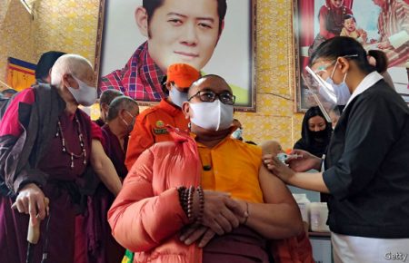 У Бутані за тиждень вакцинували від COVID-19 майже все доросле населення