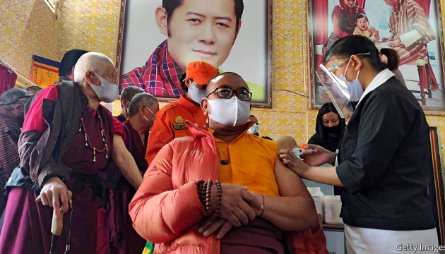У Бутані за тиждень вакцинували від COVID-19 майже все доросле населення