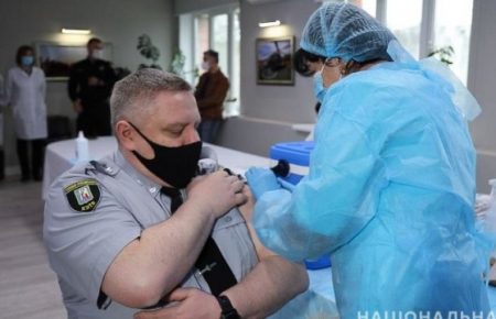 В Україні розпочали вакцинацію співробітників МВС