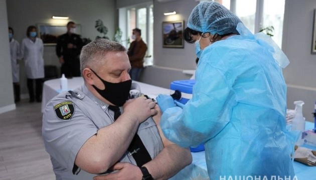 В Україні розпочали вакцинацію співробітників МВС