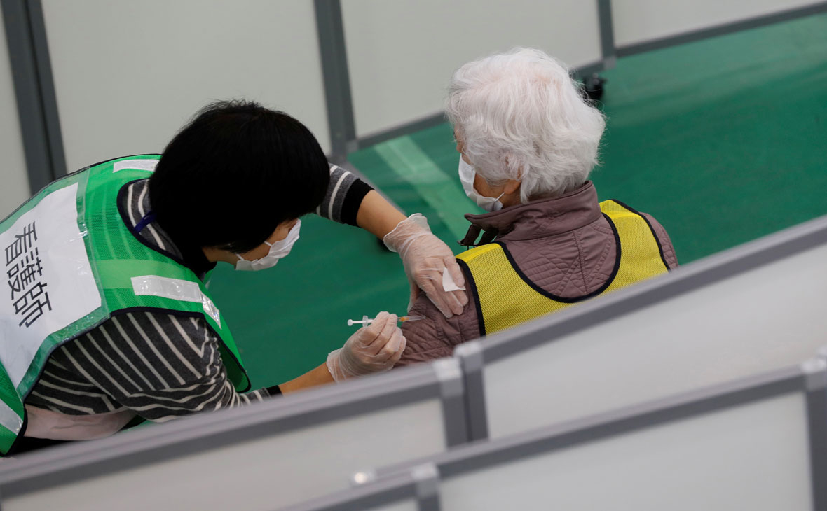 У Японії пенсіонерів починають вакцинувати від COVID-19