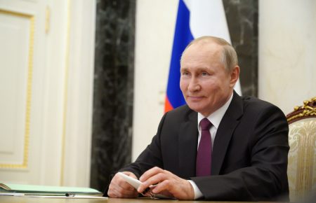 Путин привлекает к себе внимание, не надо паниковать — эксперт