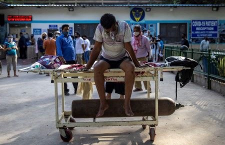 В Індії 346 786 хворих на коронавірус за добу, крематорії переповнені