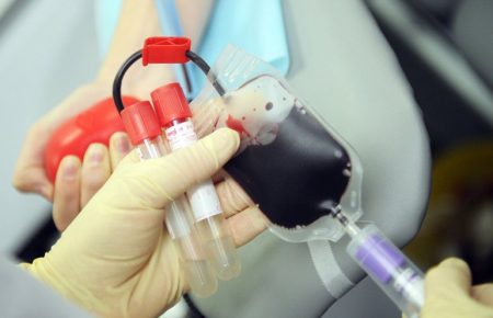Вакцина може впливати як на згущення, так і на розрідження крові, це можна визначити лише аналізом — гематолог