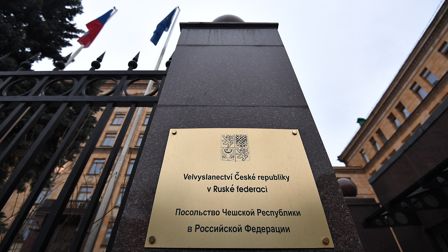 Высылка 20 дипломатов из Москвы парализует наше посольство — вице-премьер Чехии