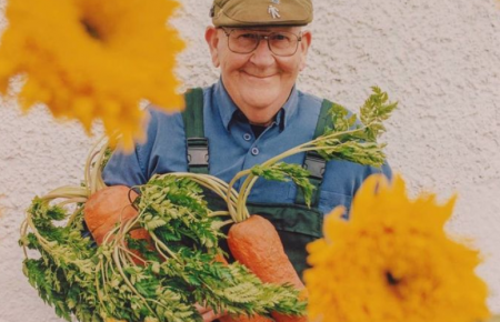 72-річний садівник з Британії знявся у ролику Gucci: чоловік понад рік постив фото зі свого города