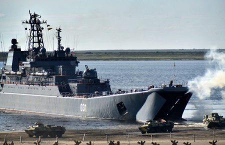 Навчання закінчилися, судна залишилися — два російські десантні кораблі досі є в Чорному морі
