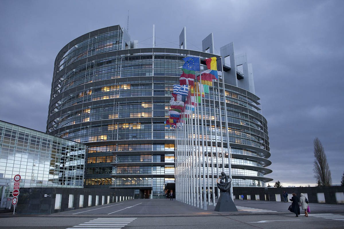 Европарламент принял резолюцию по «Северному потоку-2» и отключению РФ от SWIFT