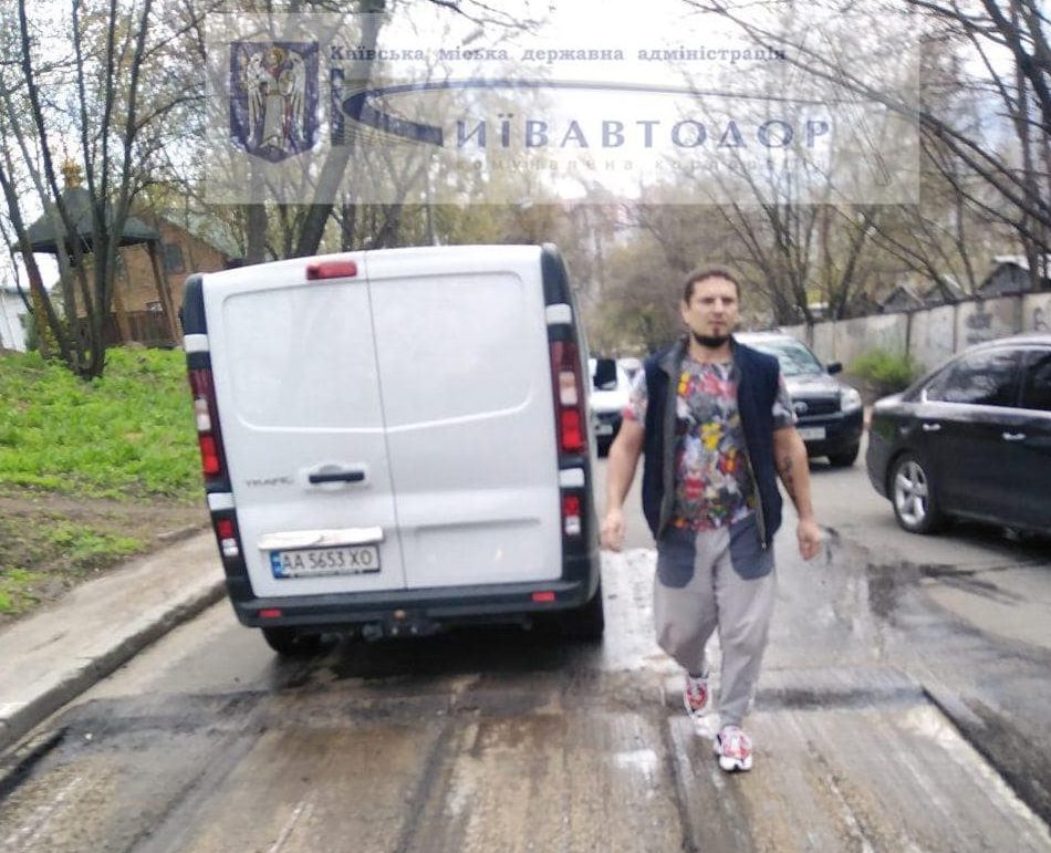 В Киеве неизвестный стрелял по рабочим, которые ремонтировали дорогу, есть раненый — Киевавтодор