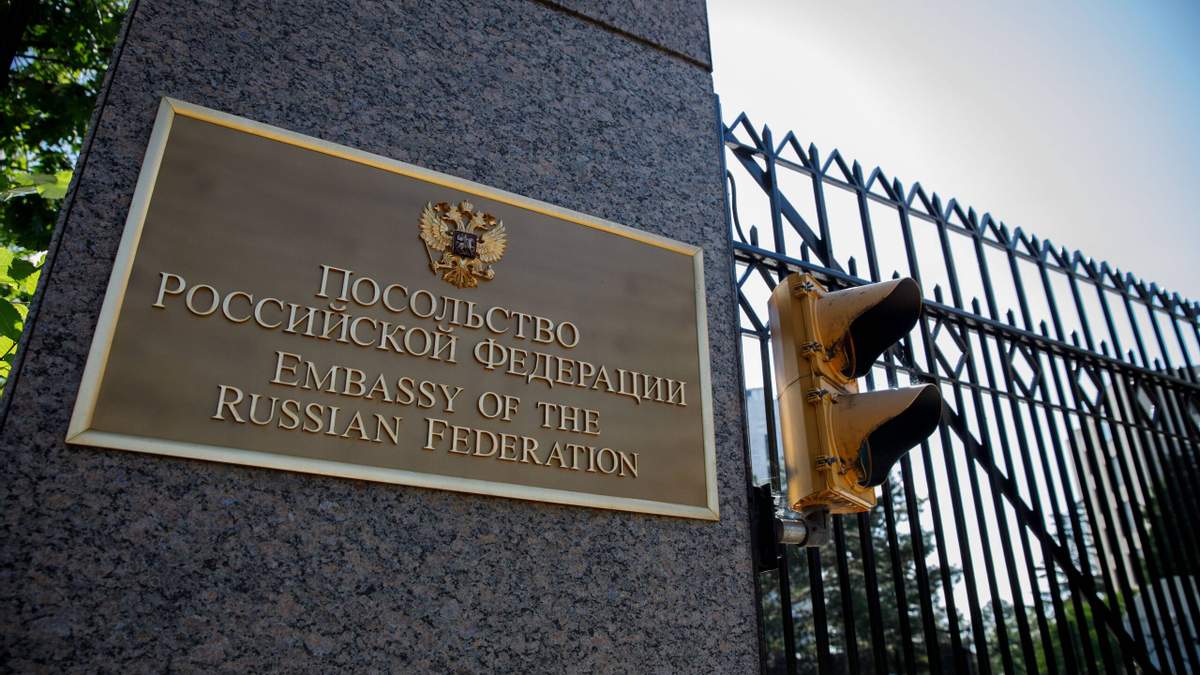 Посольство Росії в Білорусі відповіло на видворення російських дипломатів нецензурним дописом