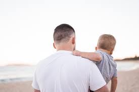 Тато — важлива людина у житті дитини, він відповідає за її соціалізацію — психологиня