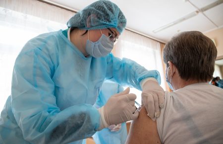 В столице начали прививать против COVID-19 вакциной Pfizer — КГГА