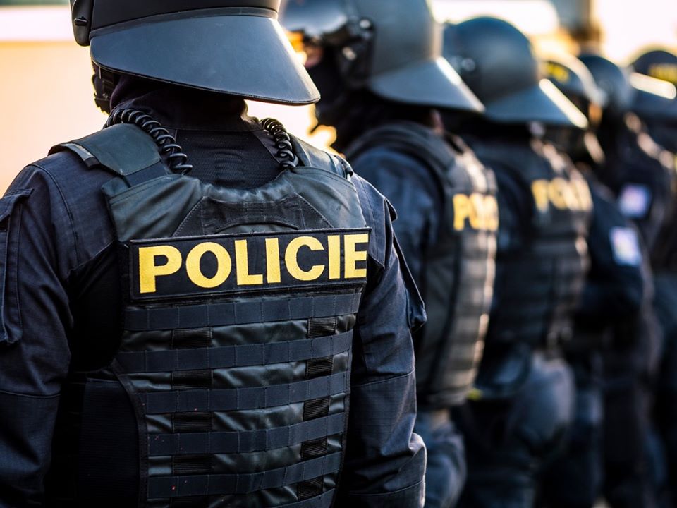 Празька поліція затримала 7 людей, які нібито облили кетчупом паркан посольства РФ