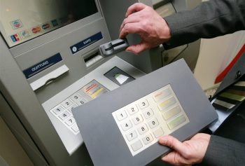 Як не стати жертвою шахраїв, користуючись банкоматом? 