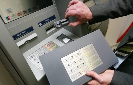 Як не стати жертвою шахраїв, користуючись банкоматом? 