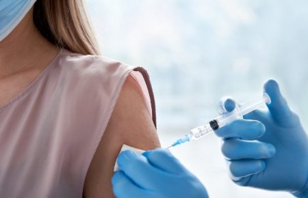 Чи може щорічна вакцинація від COVID-19 стати новою «нормою»? (стаття National Geographic)
