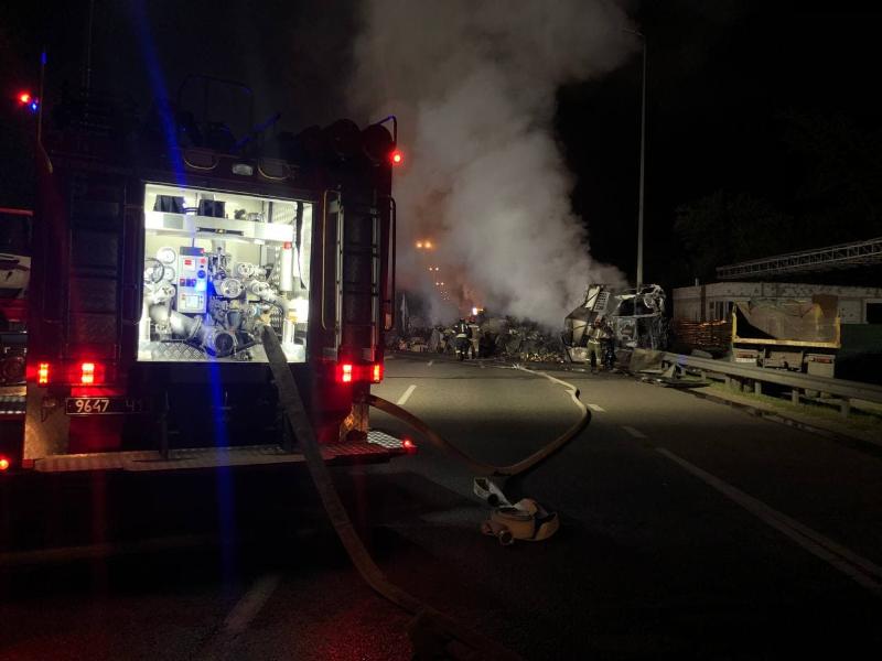 ДТП в Киеве: после столкновения загорелись автомобили, 3 человека погибли (фото)