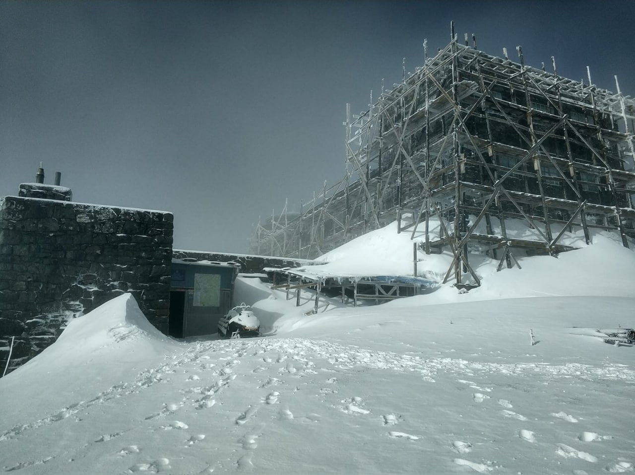 На горі Піп Іван Чорногірський випало до 20 см снігу