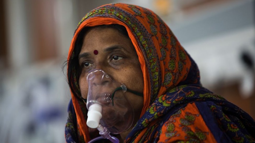 Індія: кількість нових випадків COVID-19 впала нижче 300 тисяч на день