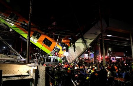 В Мехико обрушился мост метро с поездом, погибли не менее 13 человек