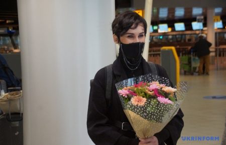«Це сльози щастя» — в аеропорту Амстердама українці проводжали додому гурт Go-A