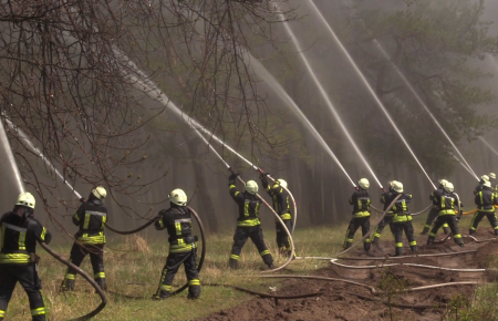 Гасили пожежі, шукали вибухівку та рятували людей: у Кремінні пройшли навчання рятувальників