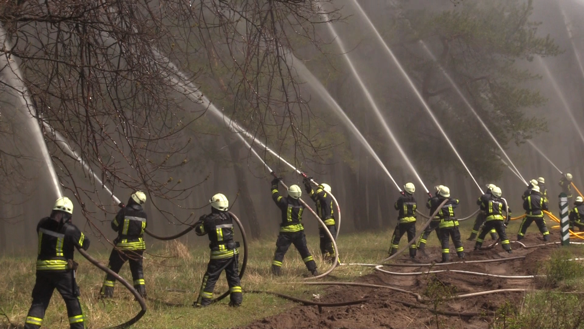 Гасили пожежі, шукали вибухівку та рятували людей: у Кремінні пройшли навчання рятувальників