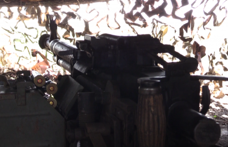 Стреляют с вечера до утра: на Луганщине боевики пытаются взять под контроль Бахмутскую трассу (фото)