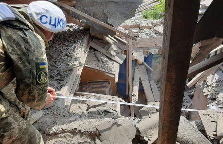 Зруйнований дах та вирвані ворота: бойовики обстріляли житловий будинок у Пісках