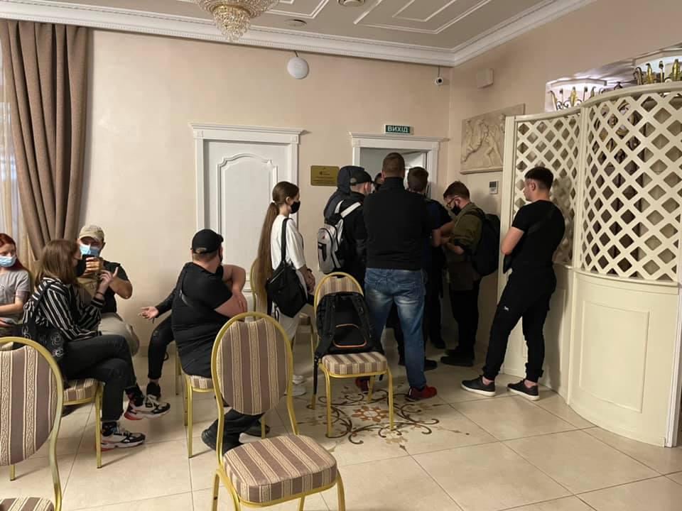 «10 хвилин стримували їх, поки вивели людей в безпечне місце»: В Одесі стався напад на Fem Talks