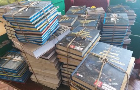 До прифронтових шкіл на Луганщині Мінкульт передав 10 тисяч книжок сучасних українських авторів та авторок