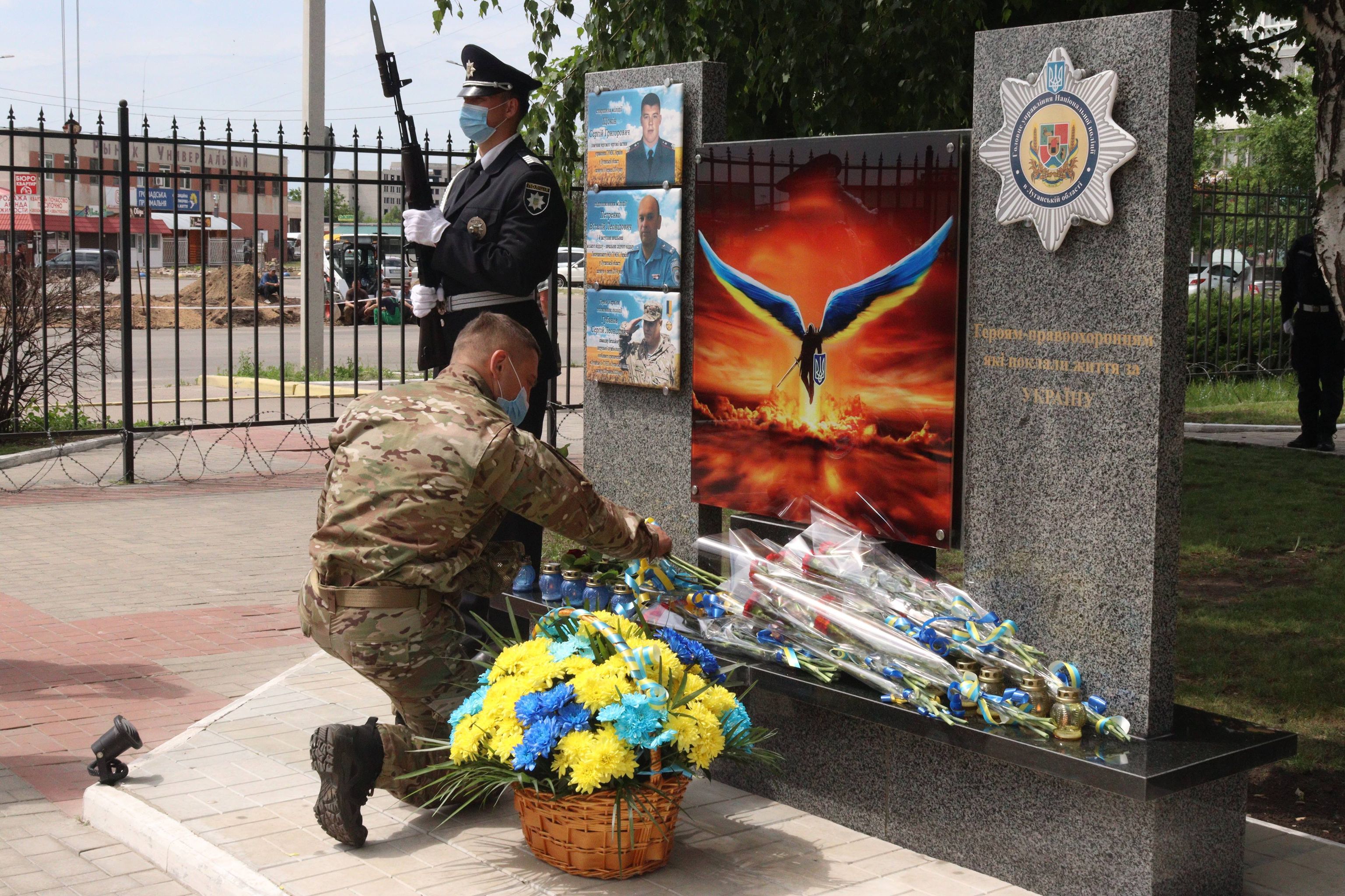 «Героям правоохоронцям, які поклали життя за Україну»: на Луганщині відкрили пам’ятник поліцейським