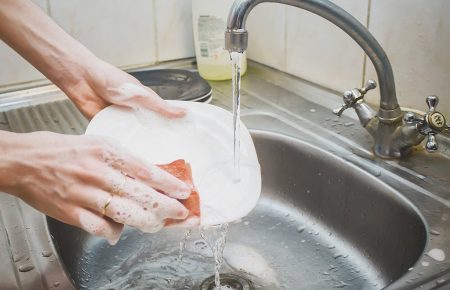 Чи можна лишати ложку в каструлі з борщем та чим мити посуд: цікаві факти про побутову хімію