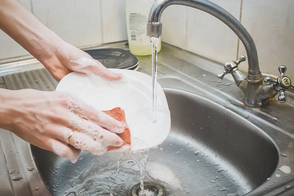 Чи можна лишати ложку в каструлі з борщем та чим мити посуд: цікаві факти про побутову хімію
