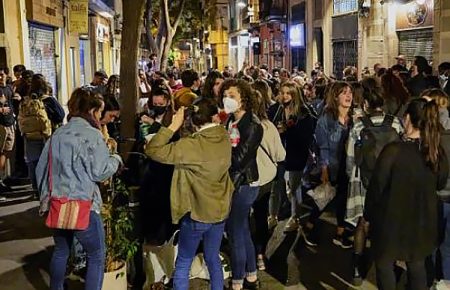 Святкували послаблення локдауну: у Барселоні поліція розігнала тисячі людей