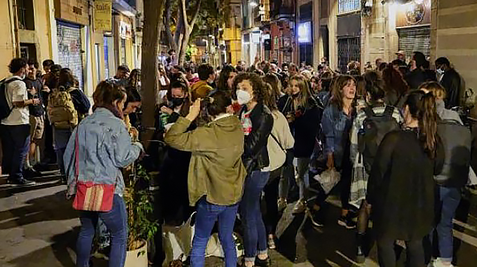 Святкували послаблення локдауну: у Барселоні поліція розігнала тисячі людей