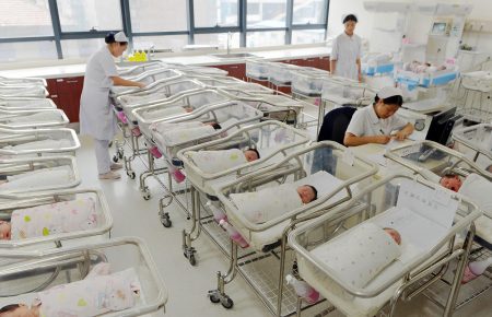 В Китае семьям разрешили иметь троих детей