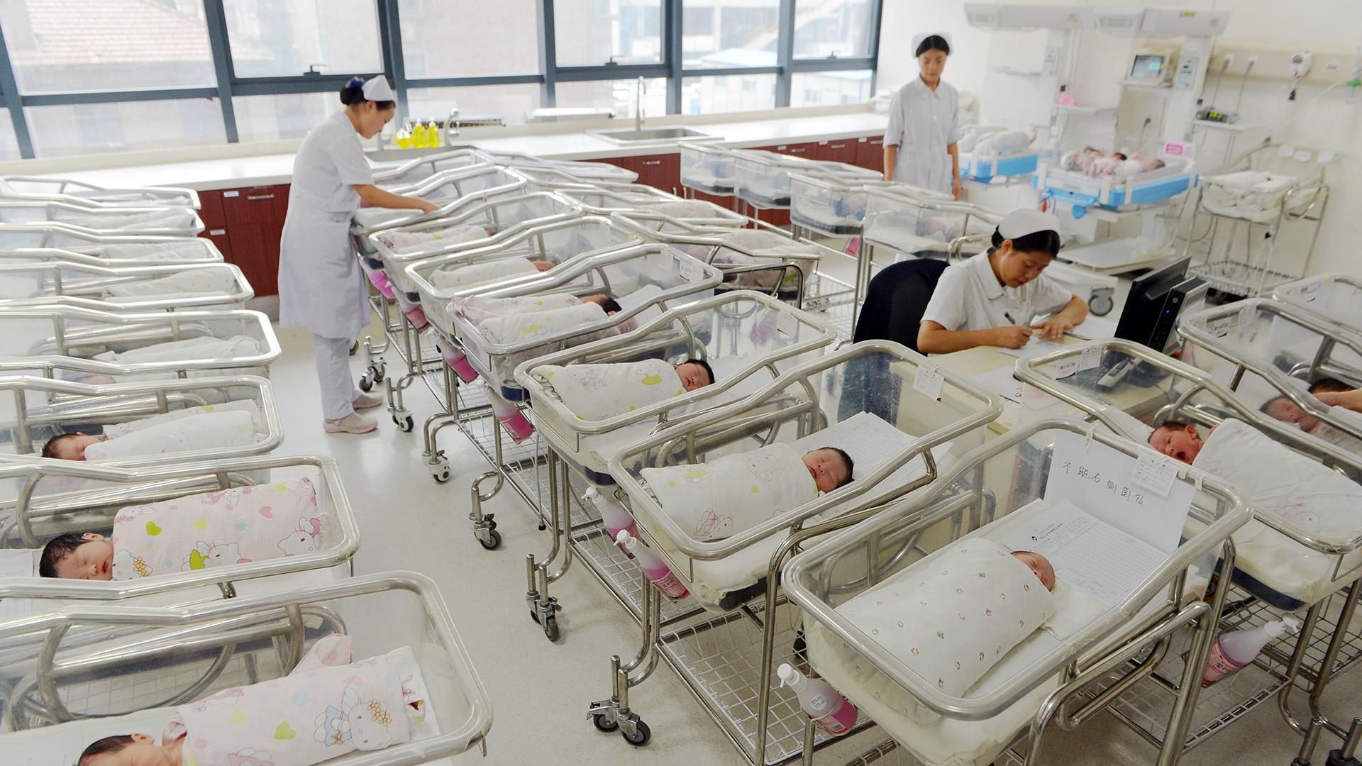 В Китае семьям разрешили иметь троих детей