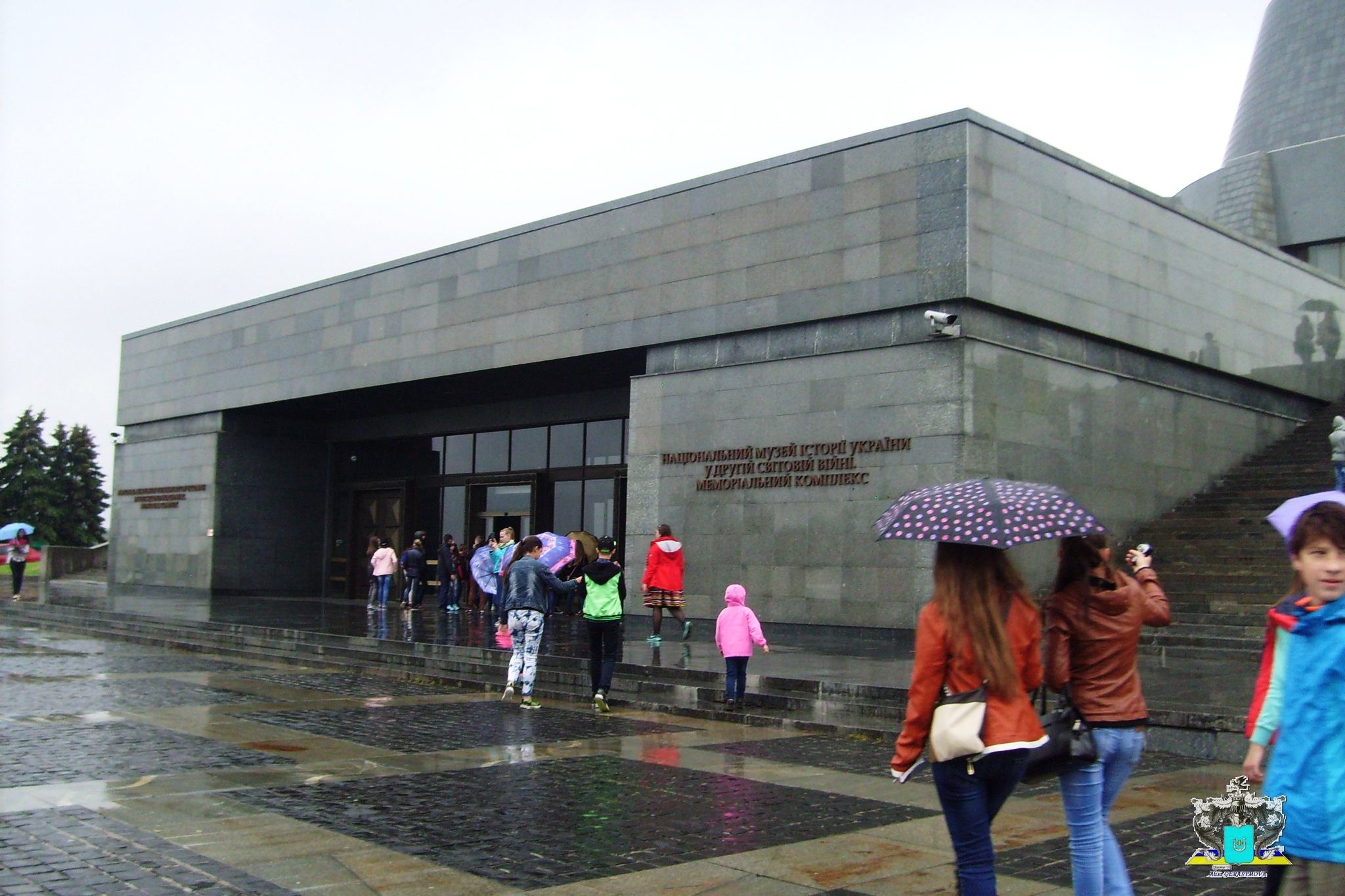 Керівництво Музею історії України у Другій світовій війні не дозволяє монтувати сцену, посилаючись на заборону Мінкульту
