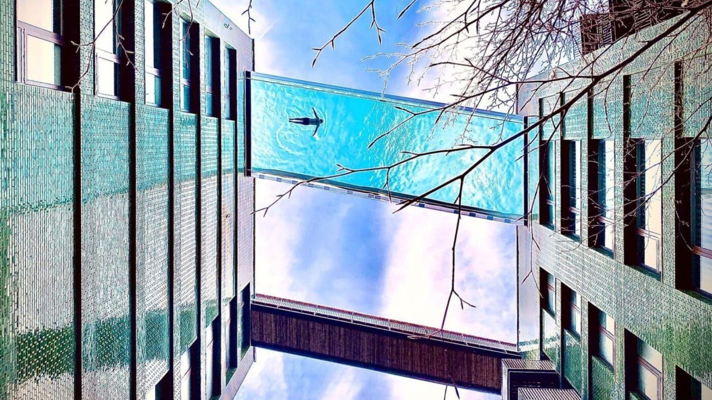 У Лондоні між двома будинками побудували найбільший підвісний басейн