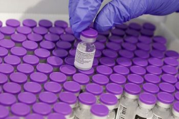 Вчені досліджують, чи підходять нинішні вакцини для індійського штаму коронавірусу — анестизіологиня-реаніматологиня