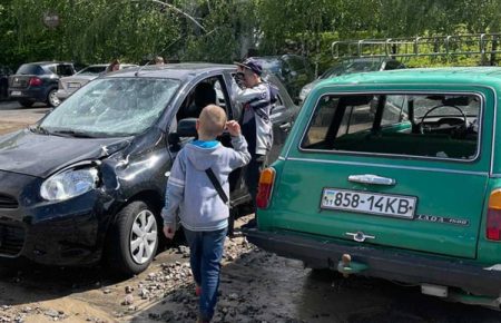 Прорыв теплосети в Киеве: несколькометровый фонтан пробил асфальт и повредил автомобили (фото)
